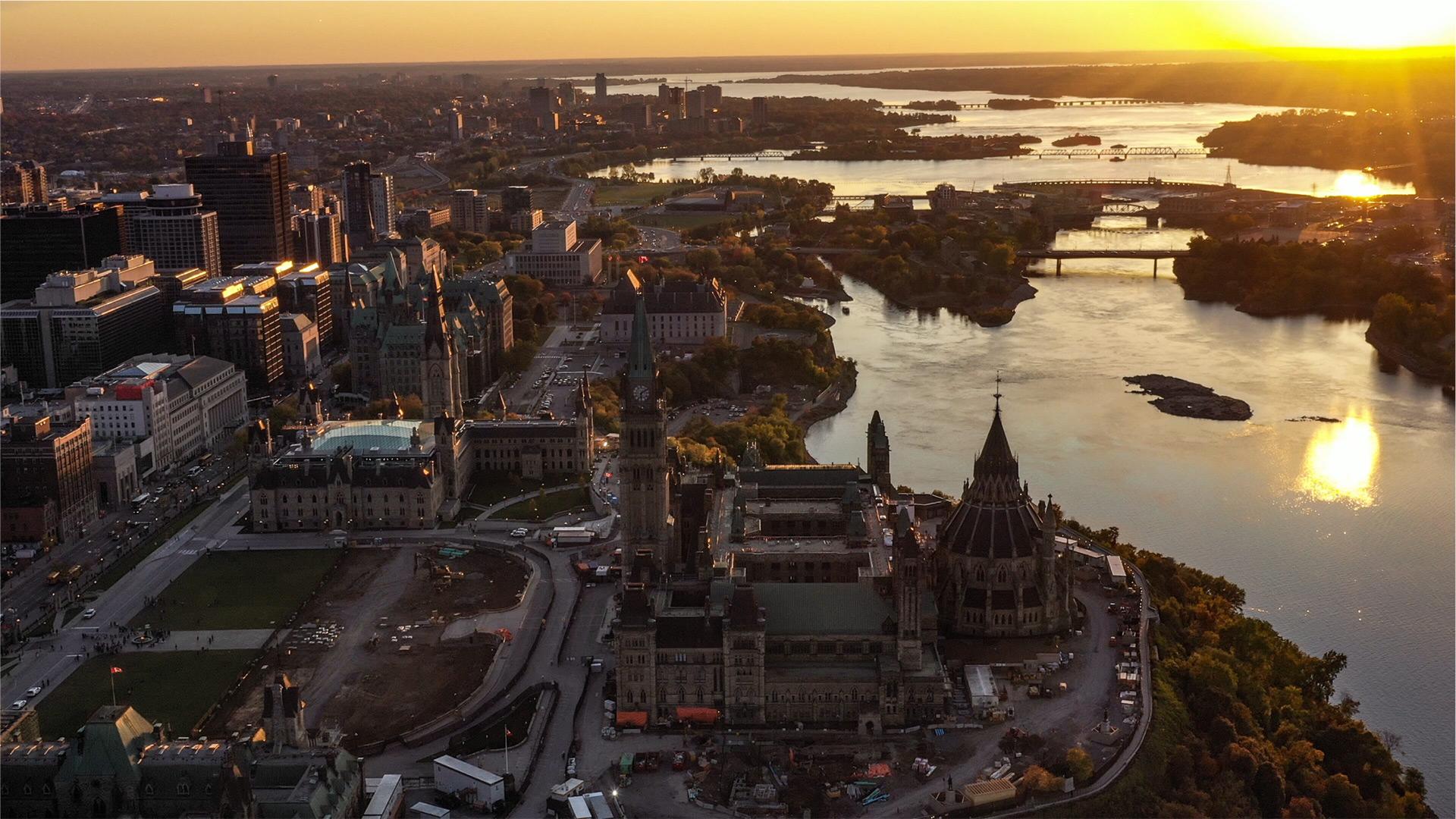Vue aérienne des édifices du Parlement et du centre-ville d’Ottawa