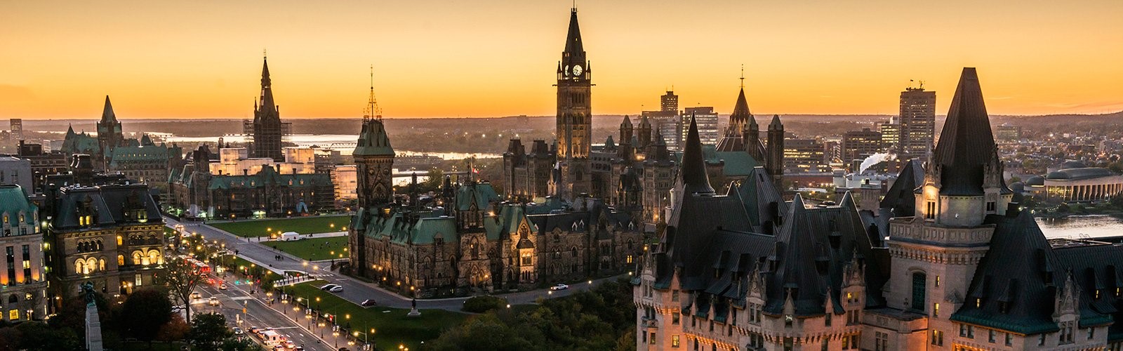 Vue panoramique de la colline du Parlement à Ottawa