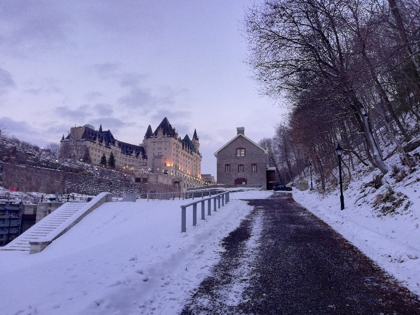 Centre-ville d'Ottawa avec vue sur le Château Laurier en hiver