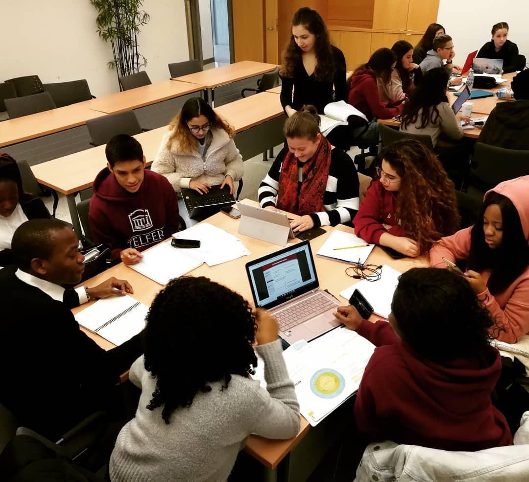 Groupe d'étudiants de Telfer qui travaillent autour d'une table avec leurs ordinateurs portables
