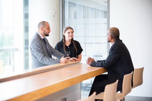 discussions-entre-etudiants-et-employeurs