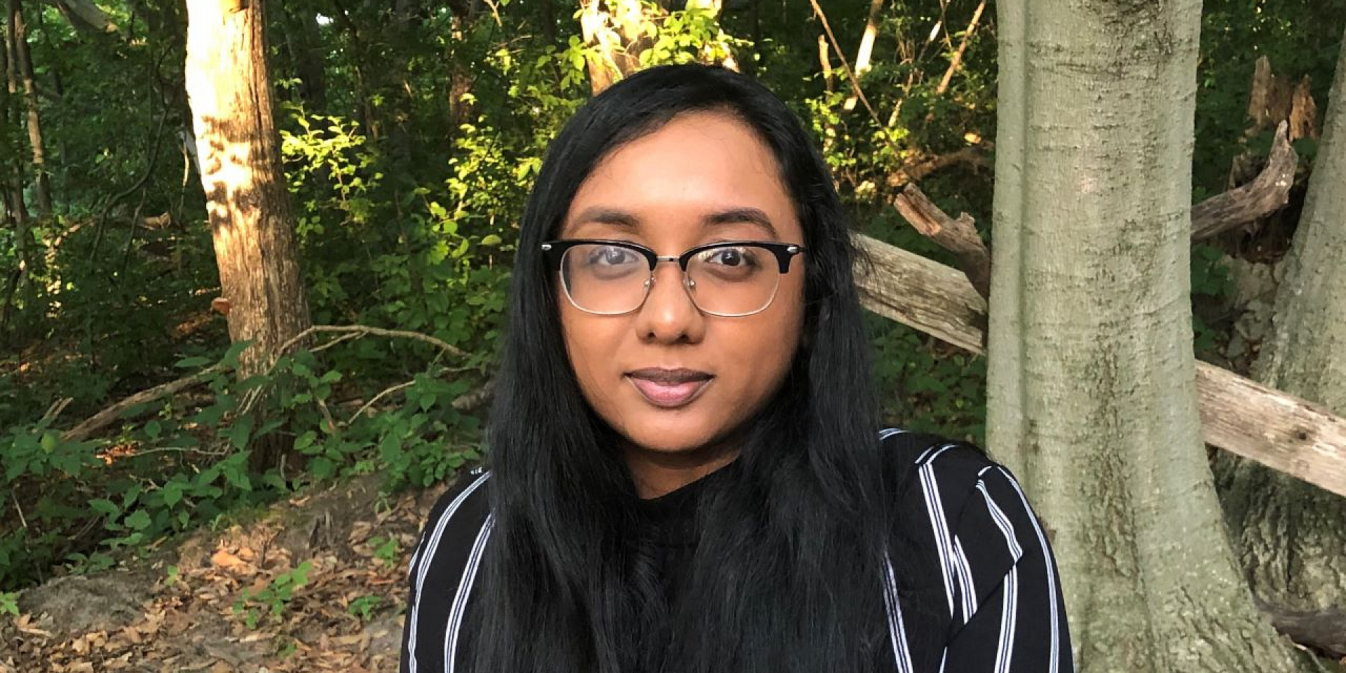 Janosha Indrakumaran dans la forêt.