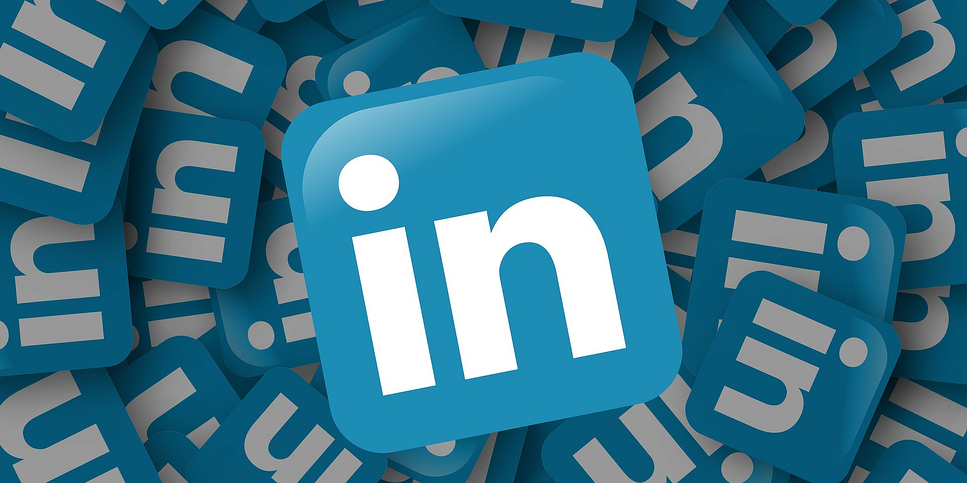 Plusieurs logos Linkedin dans une pile