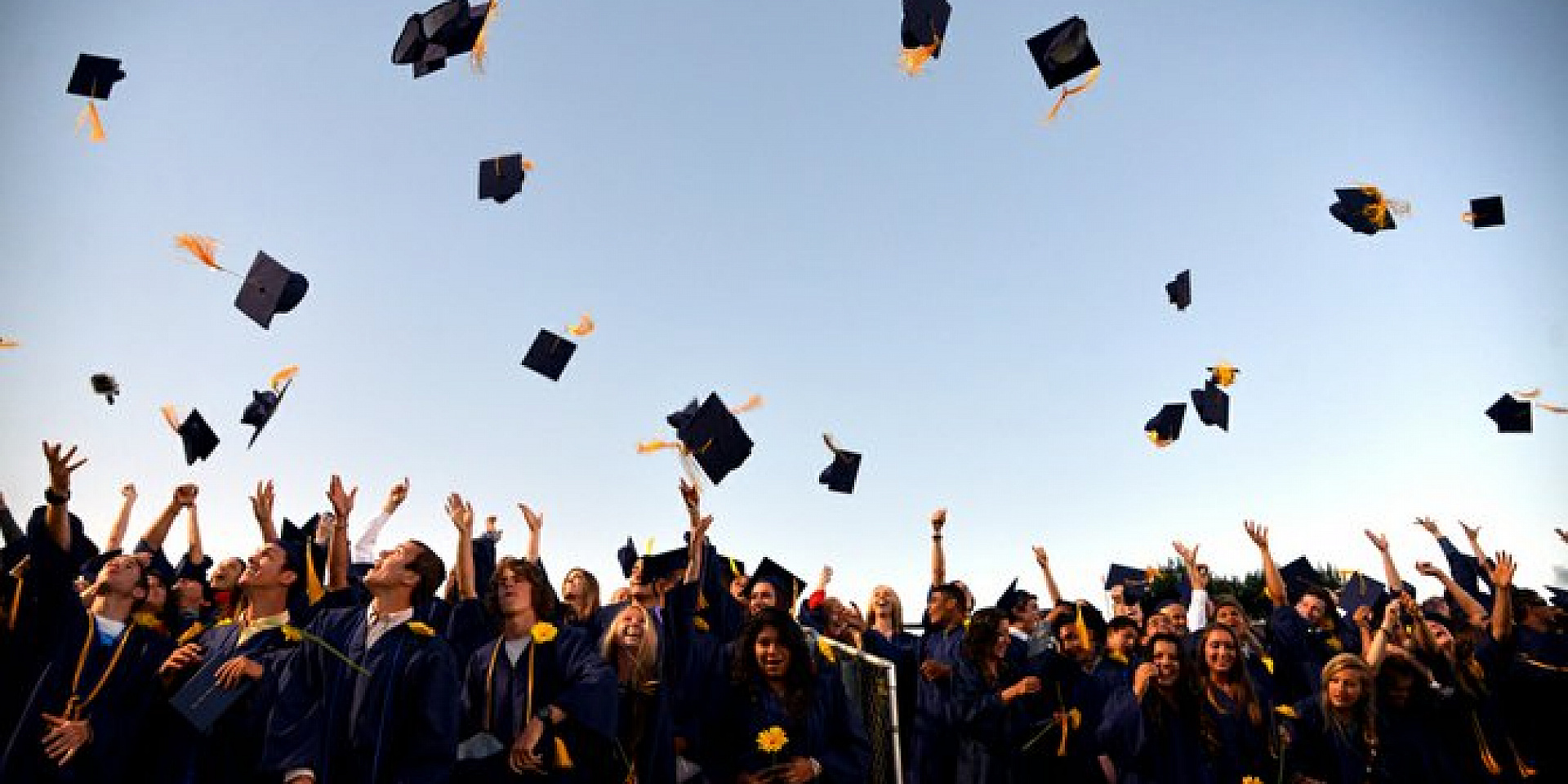 Des gradués lancent leur chapeau de graduation dans les airs