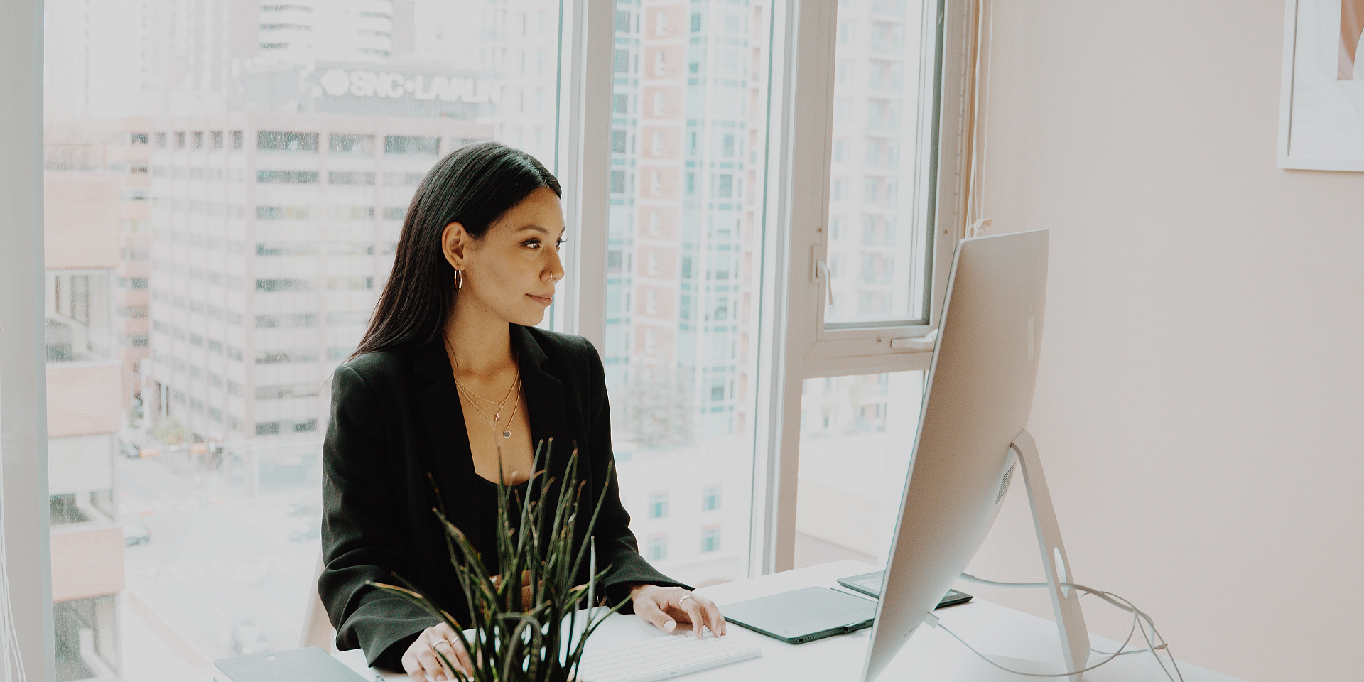 Femme qui travaille de la maison assise à son bureau.