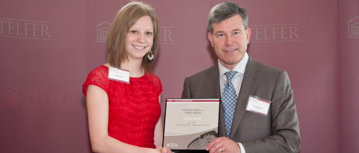 Alyssa Scott reçoit le prix de l'excellence KPMG
