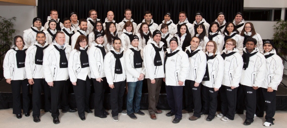 Les participants des MBA Games avec le doyen Julien à l'intérieur du pavillon Desmarais