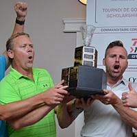 Gagnants du tournoi de golf avec la coupe