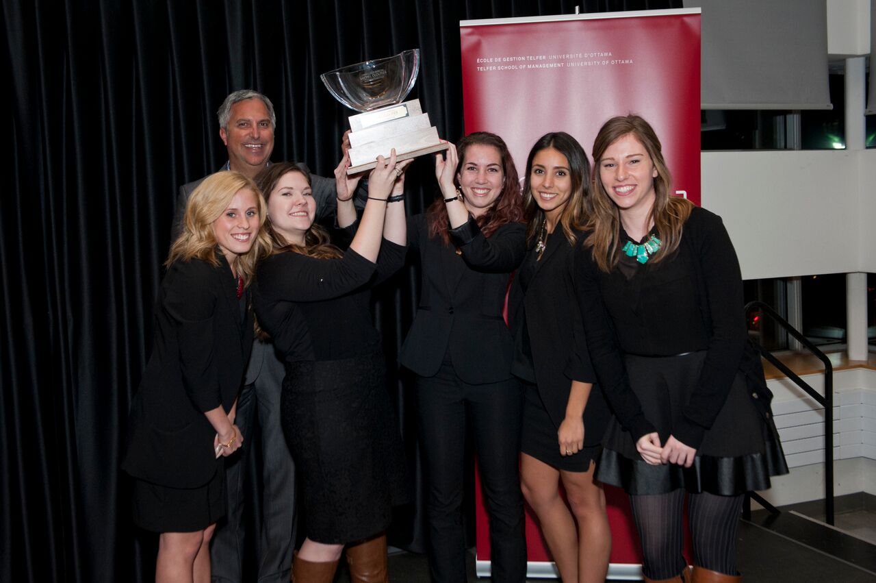 Gagnantes de gauche à droite: Kelsy Sullivan, Natasha Mieka Loepp, Liora Raitblat, Irene Zourdos and Jessica Verbruggen 