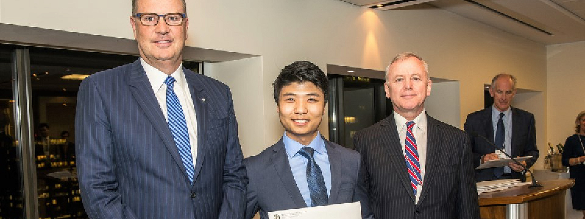 Jia Li, étudiant au B.Com., reçoit la bourse Futures Fund au gala du « Canada’s Outstanding CEO of the Year » à Toronto