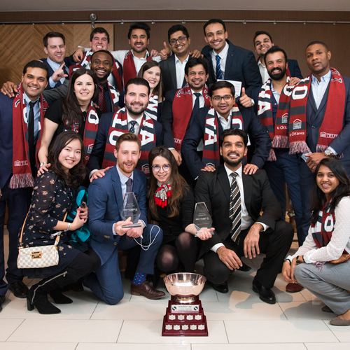 Phote de la délégation MBA avec la coupe académique