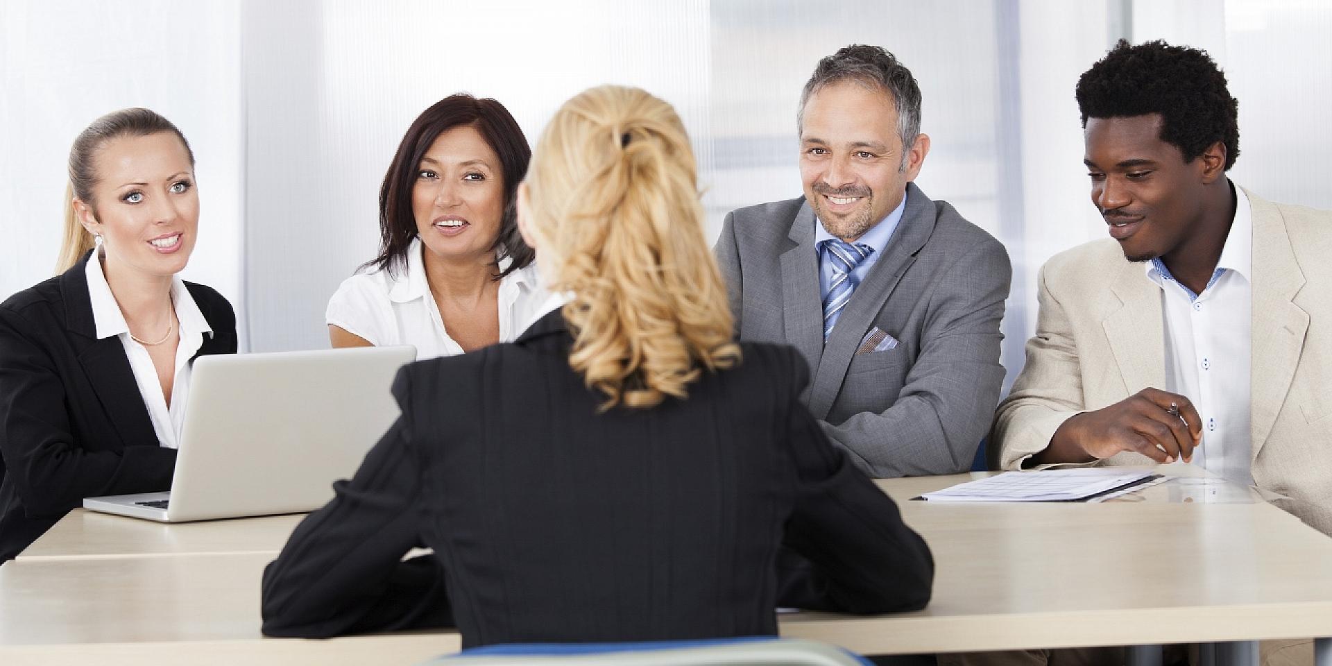 Une femme assise devant un panel d'employeurs