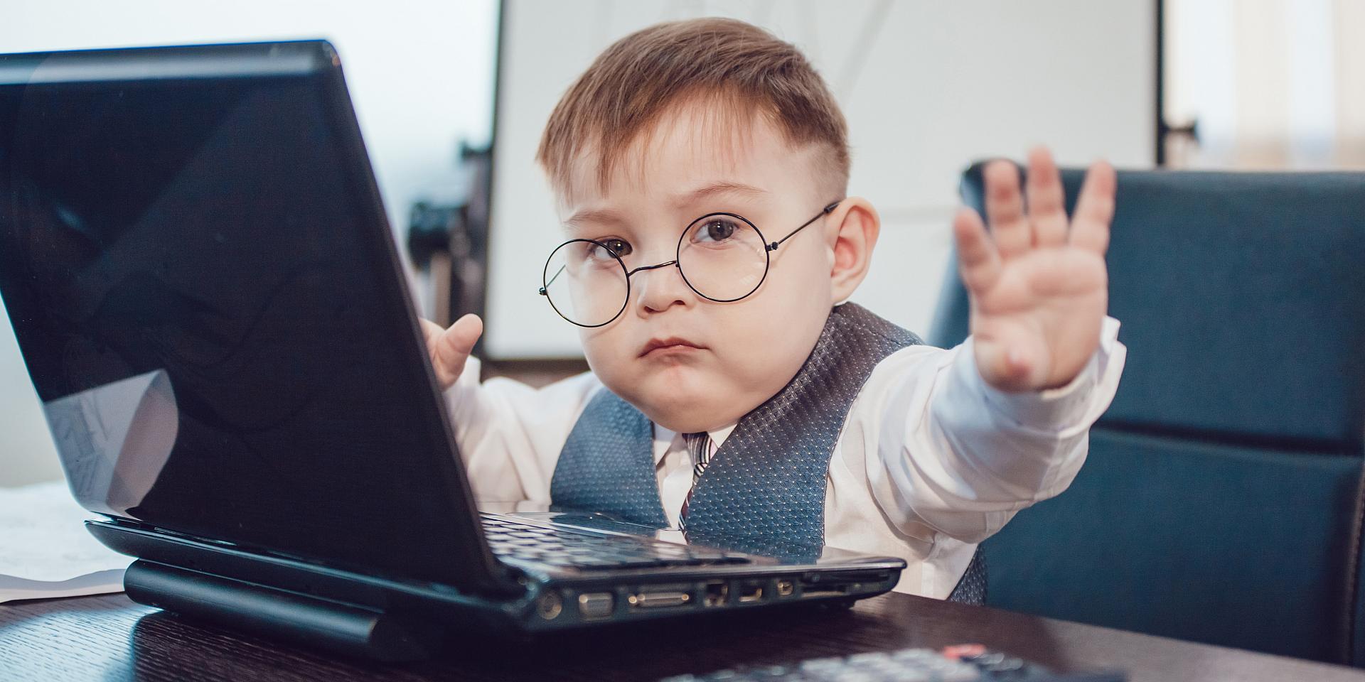Jeune enfant qui travaille sur un ordinateur