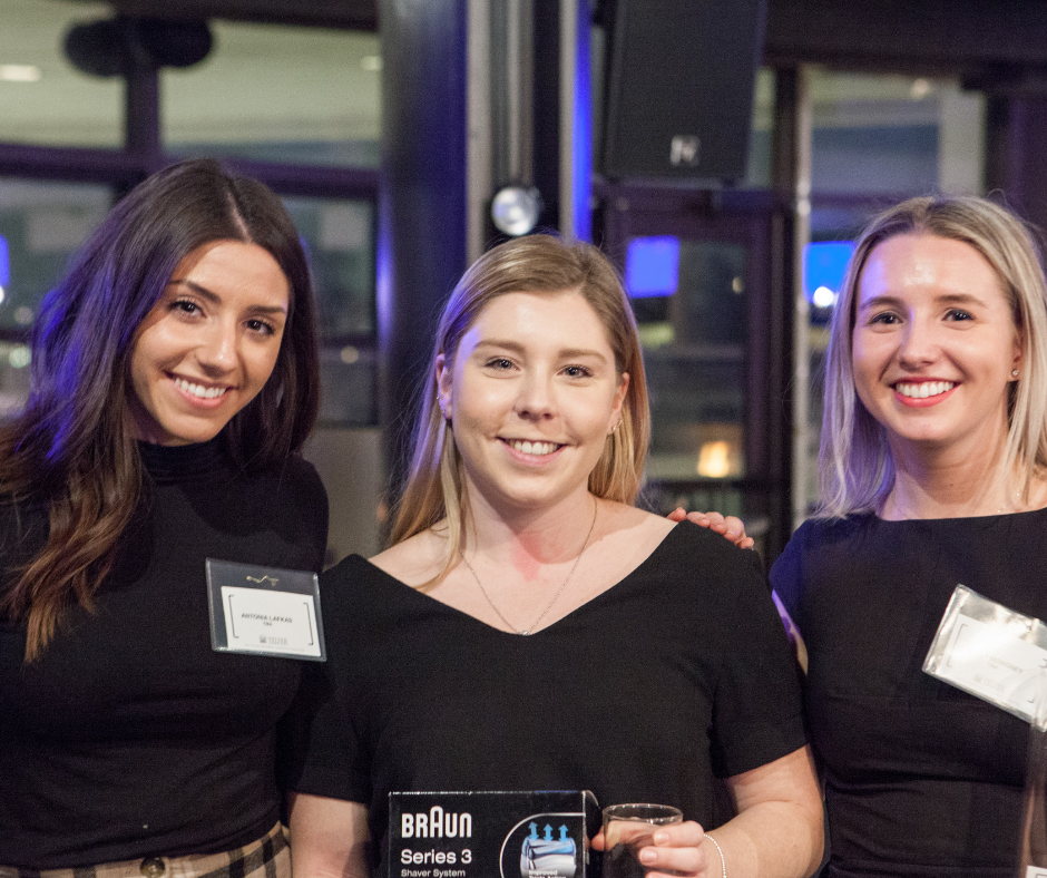 trois filles qui sourient à Mad Marketing