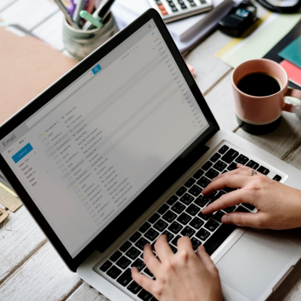 une personne qui regarde ses e-mails sur son laptop 