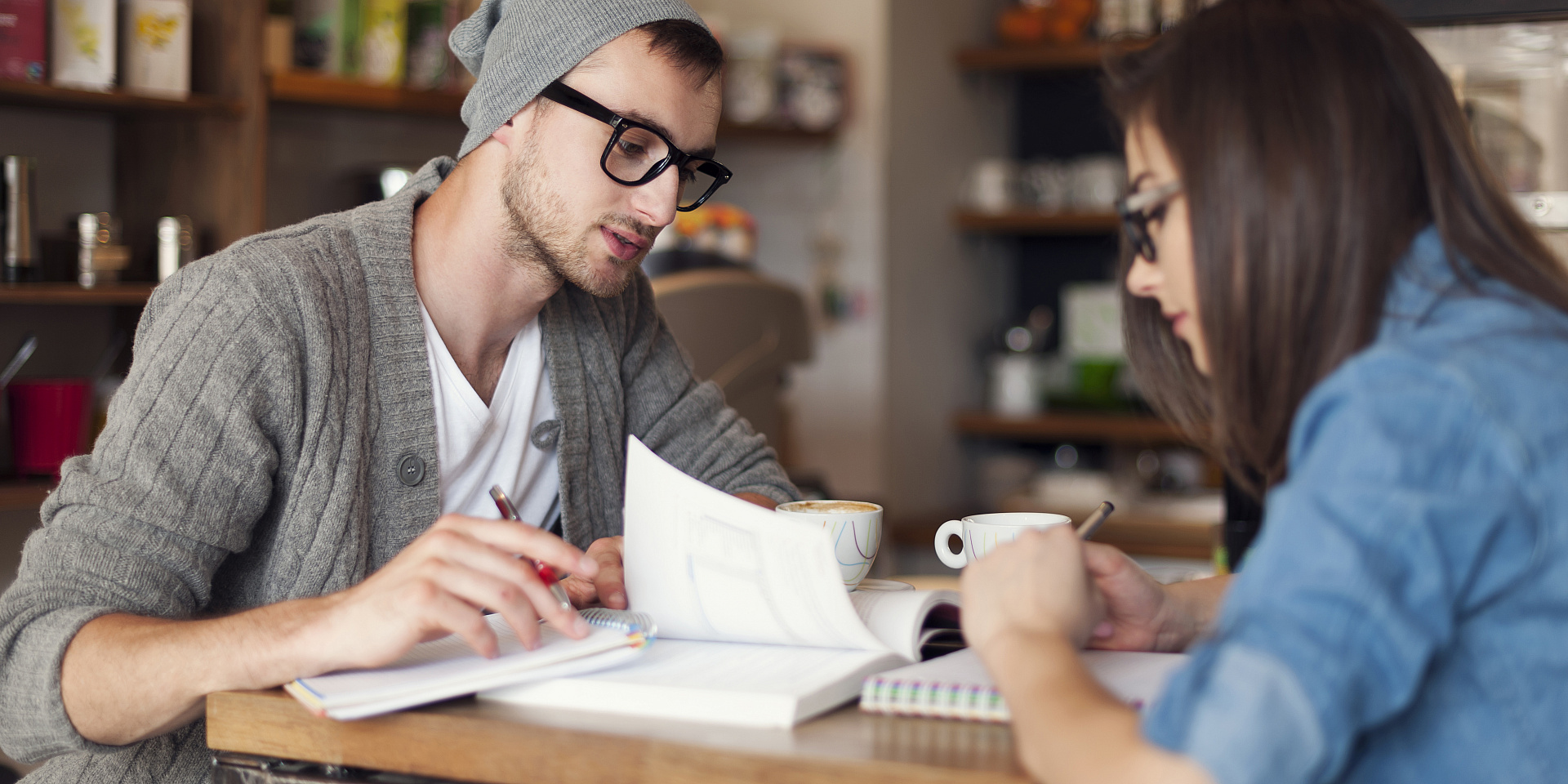 Étudiants travaillant dans un café