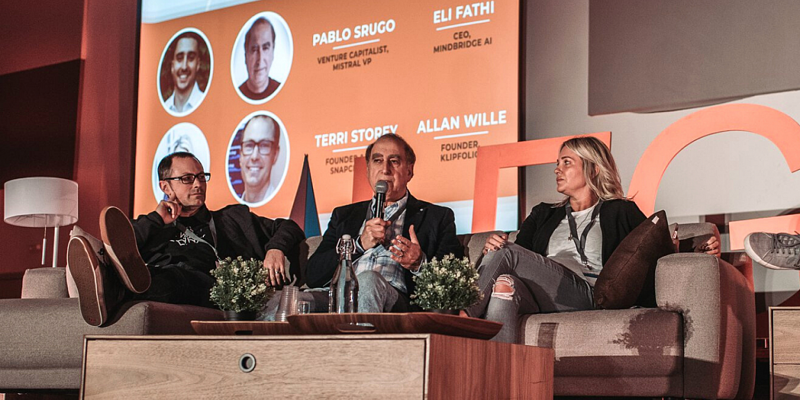 les conférenciers assis sur la plateforme de la conférence legacy