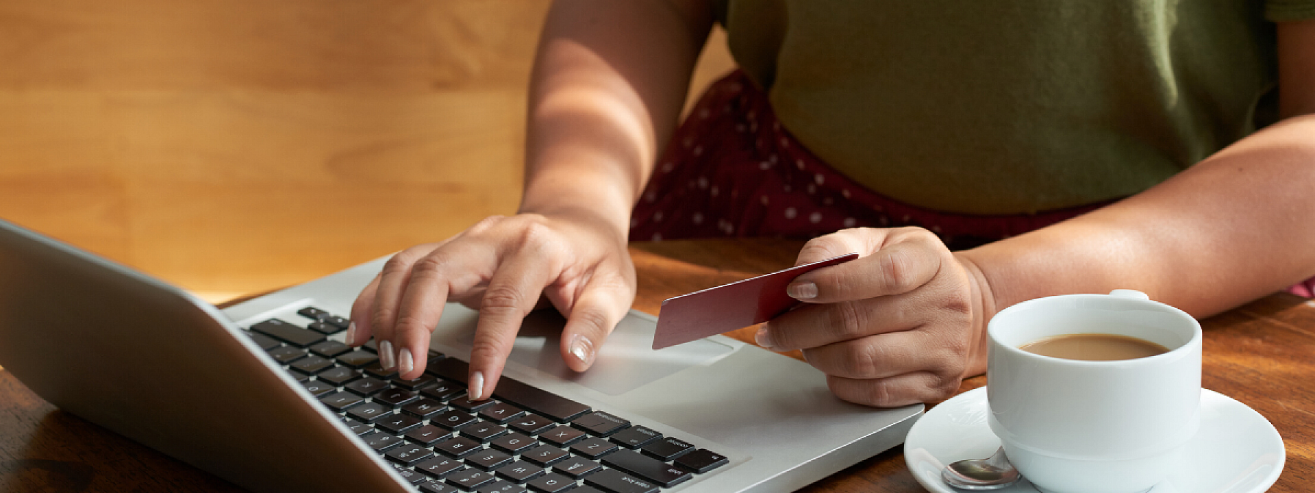 une personne faisant des achats en ligne avec sa carte de crédit