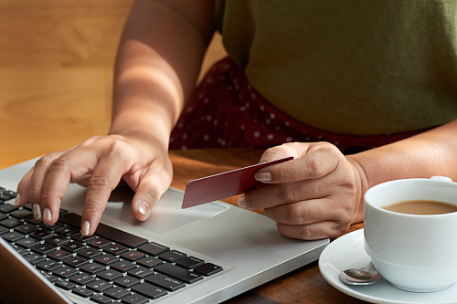 une personne faisant des achats en ligne avec sa carte de crédit