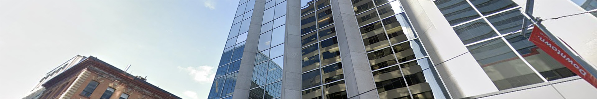 Le pavillon du Centre de leadership pour cadres de l’École de gestion Telfer situé au 99 rue Bank au centre-ville d’Ottawa