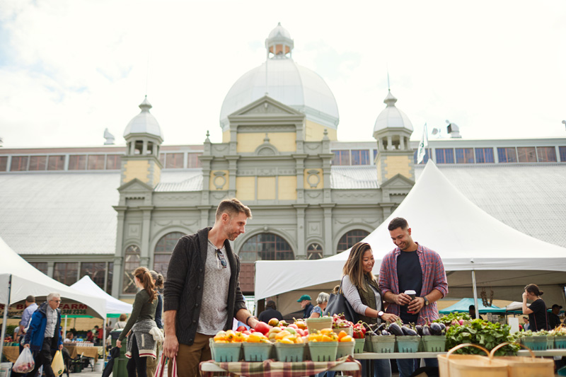 Gens qui magasinent au Marché des producteurs fermiers d'Ottawa à Lansdowne 