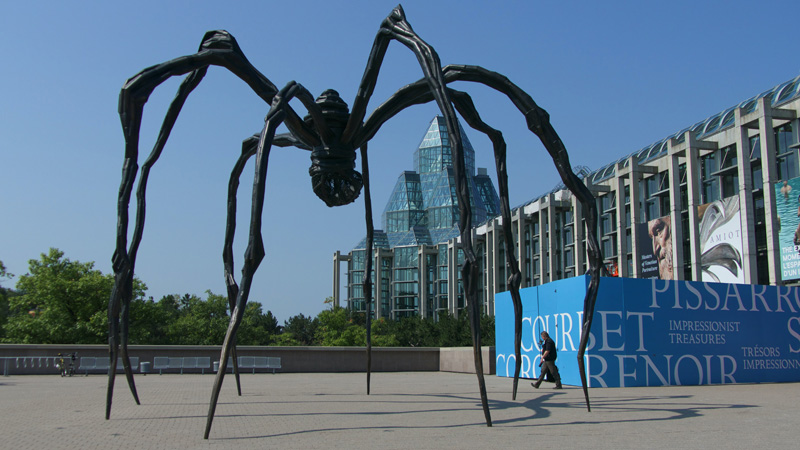 Sculpture Maman de Louise Bourgeois devant le Musée des beaux-arts du Canada