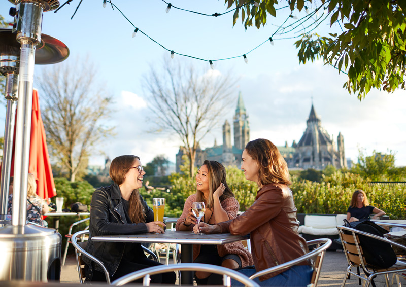 Amies prenant un verre à la Taverne sur la colline