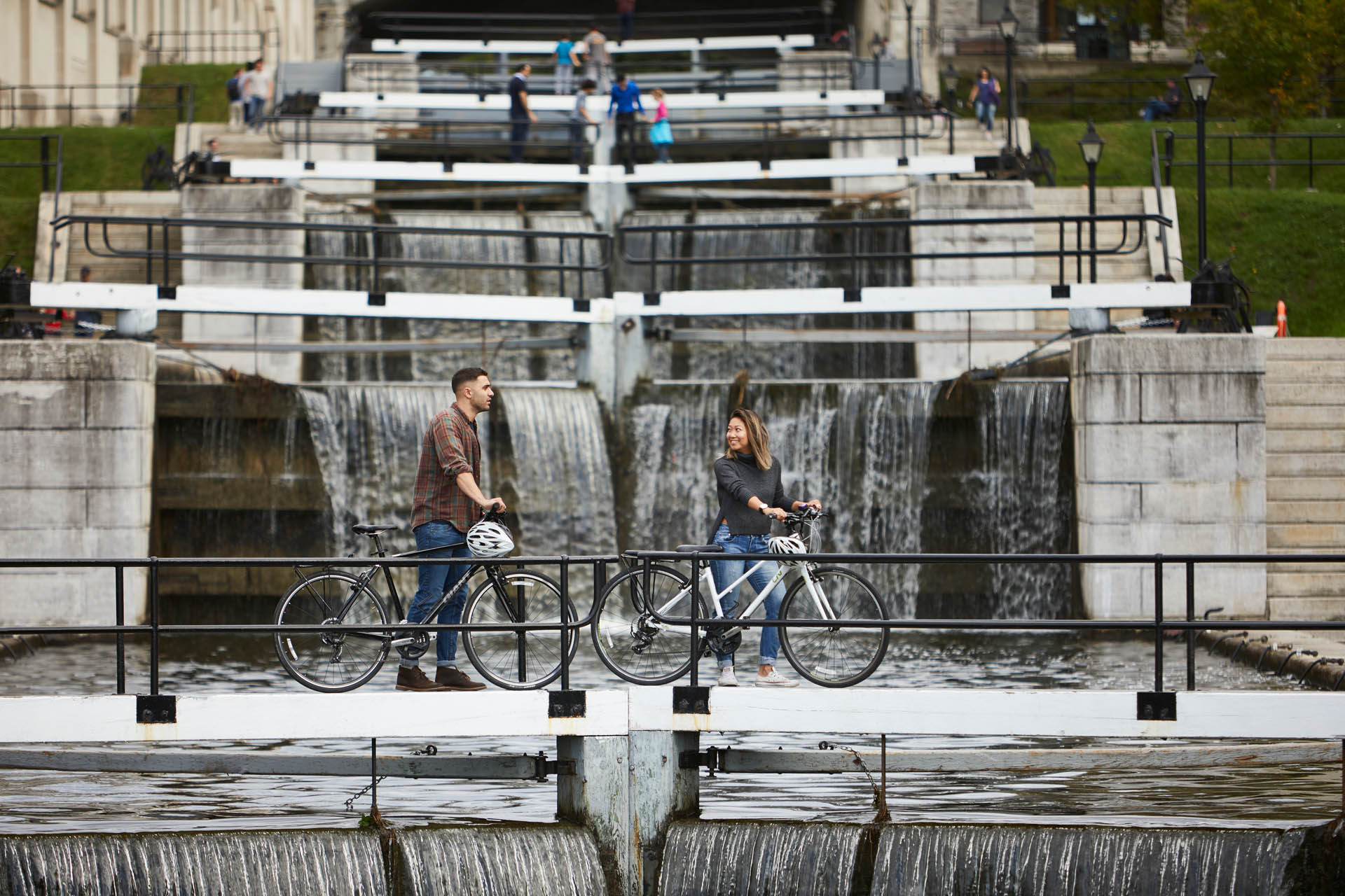 Couple en vélo devant les écluses sur le canal Rideau à Ottawa