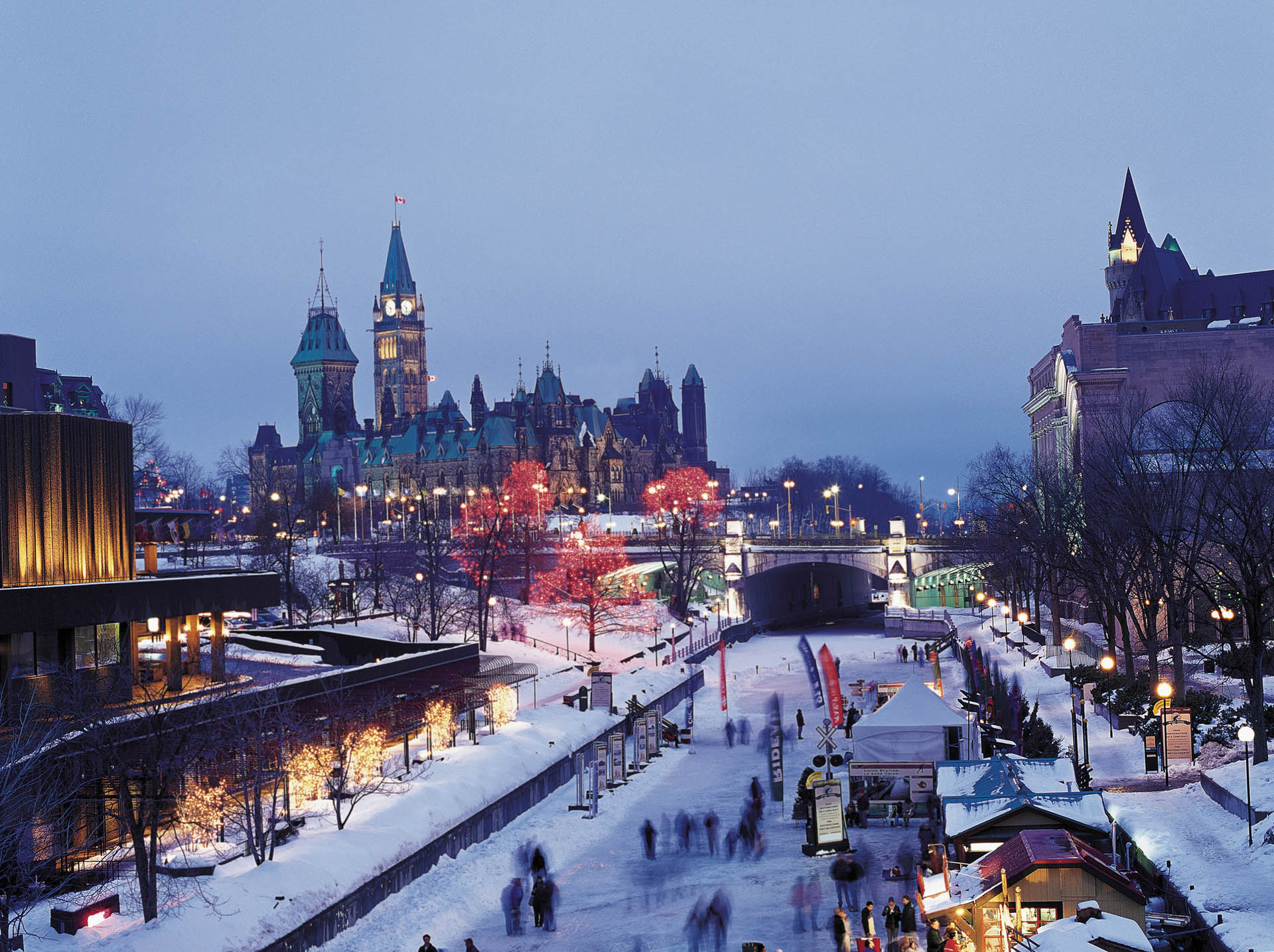 Vue hivernale du Canal Rideau avec le Parlement canadien en arrière-plan