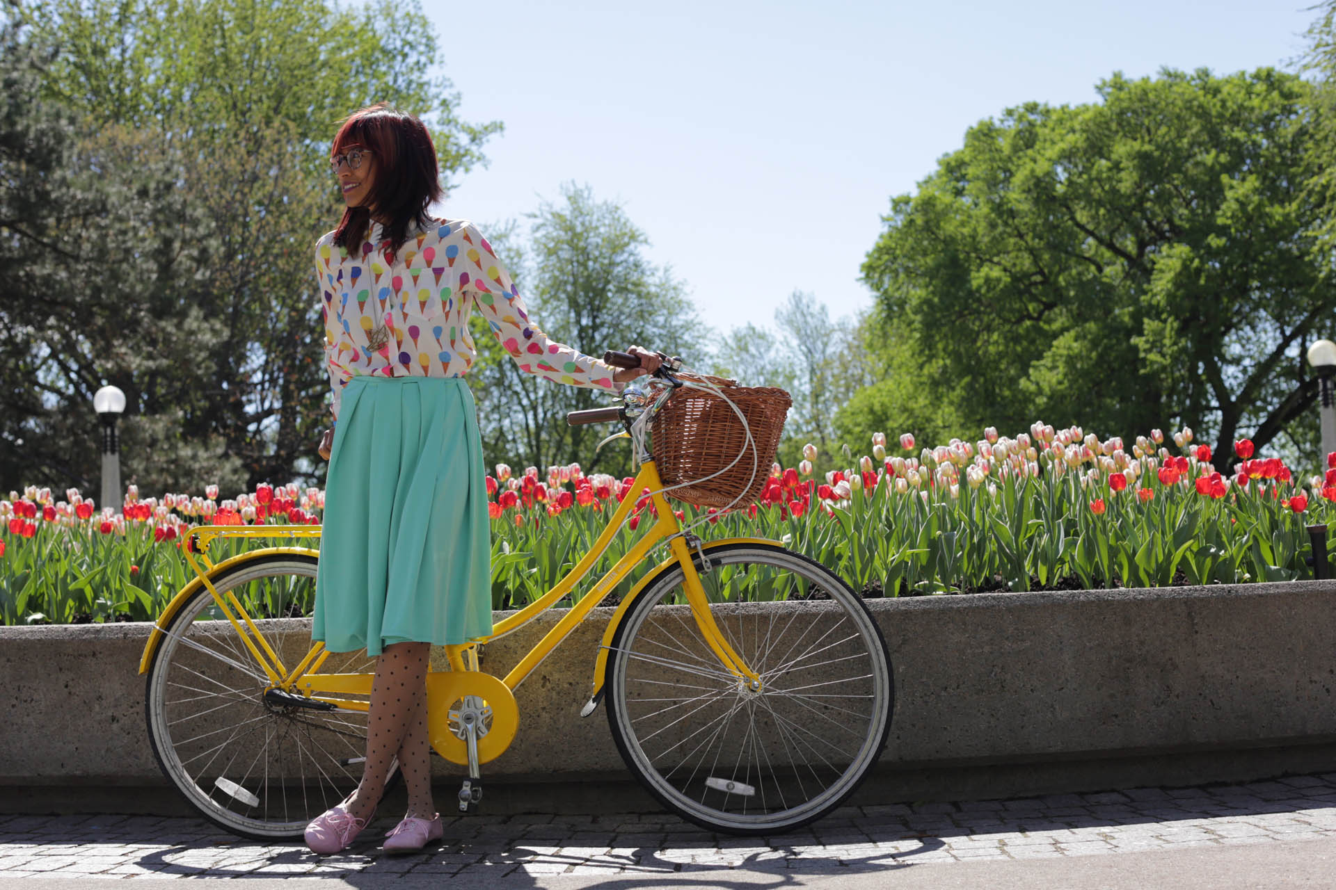 Une femme à vélo devant des tulipes pendant le Festival canadien des tulipes à Ottawa