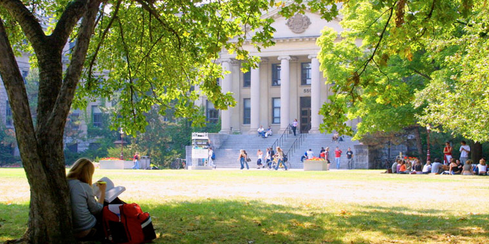 Pavion Tabaret sur le campus de l'Université d'Ottawa en été.