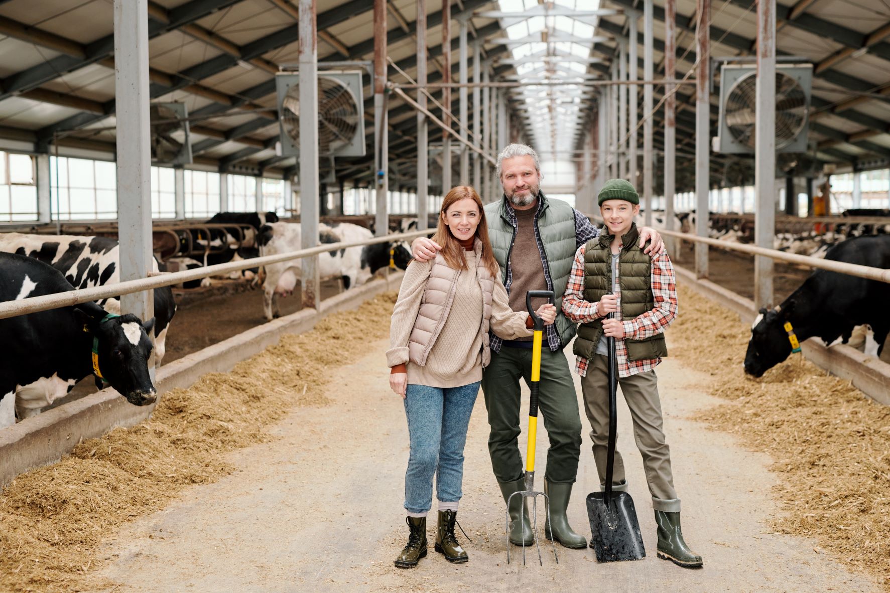 Père et deux enfants dans la ferme