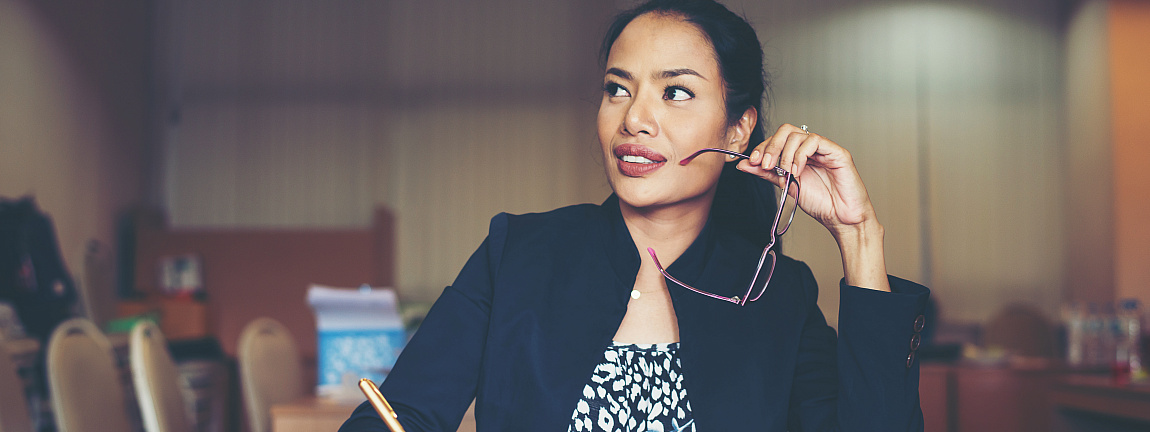 Femme d'affaires travaillant au bureau