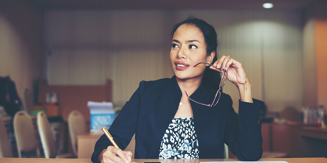 Femme d'affaires travaillant au bureau