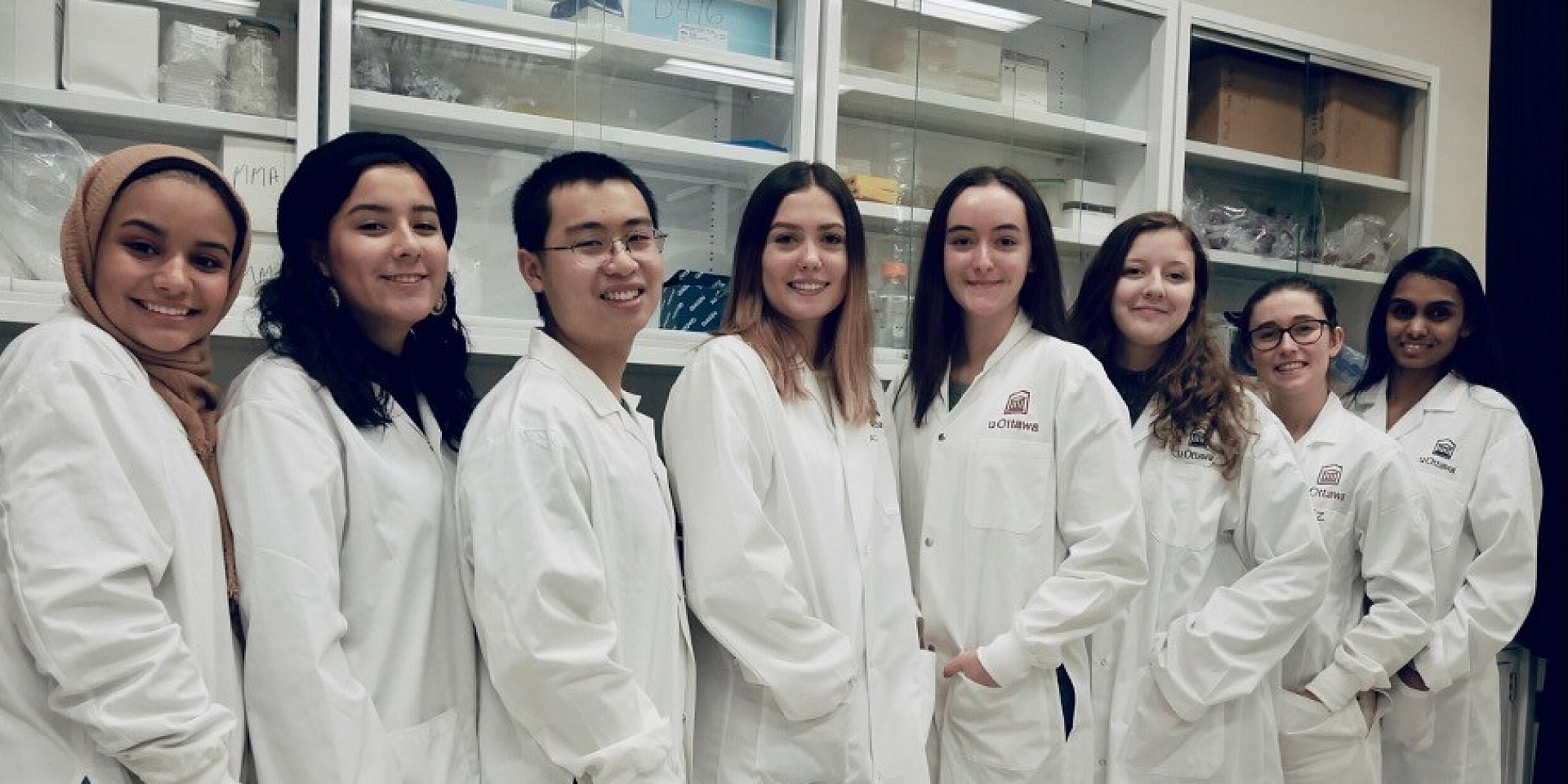 Groupe d'étudiants en sciences de l'Université d'Ottawa en blouse de laboratoire.