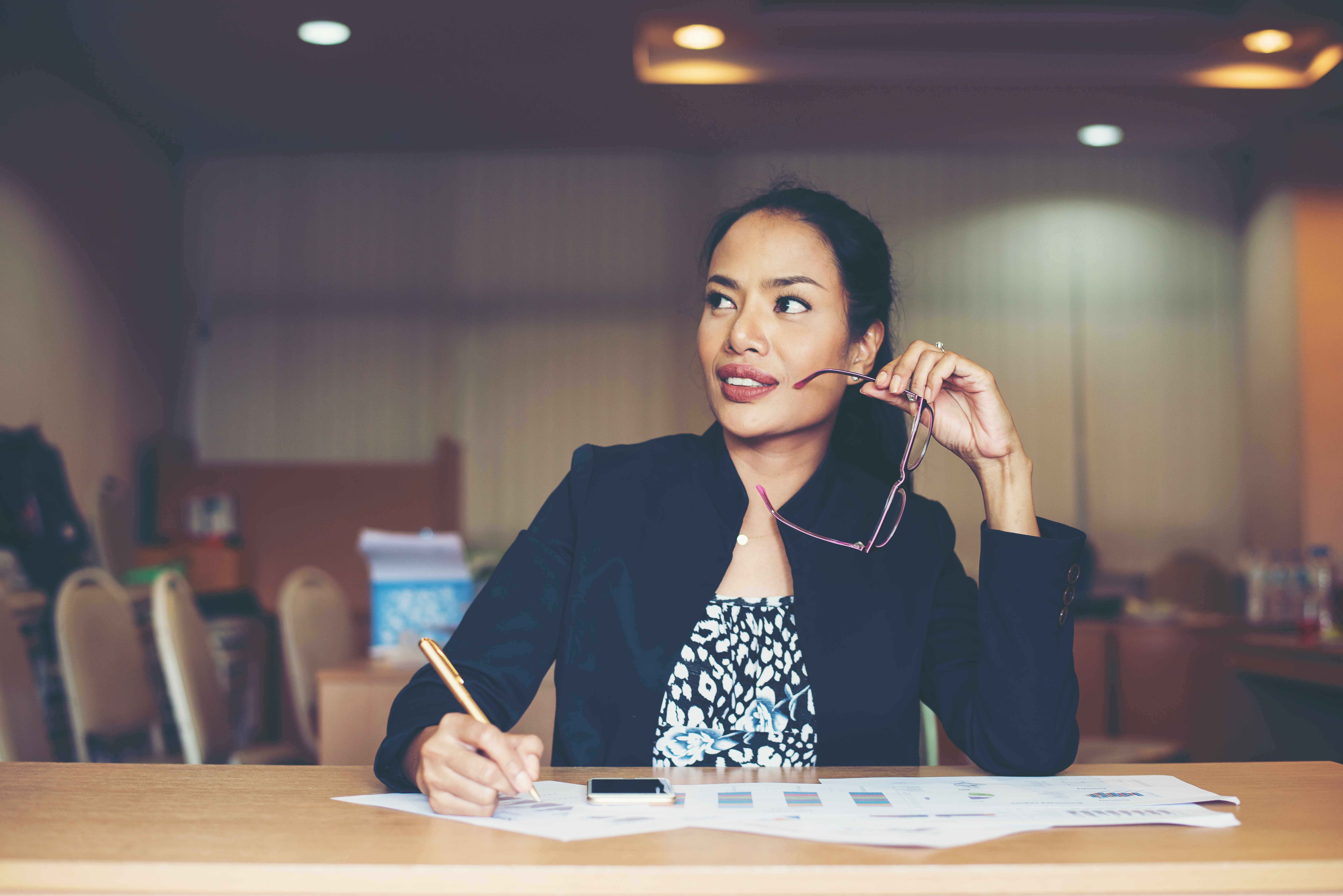 Femme d'affaires travaillant au bureau