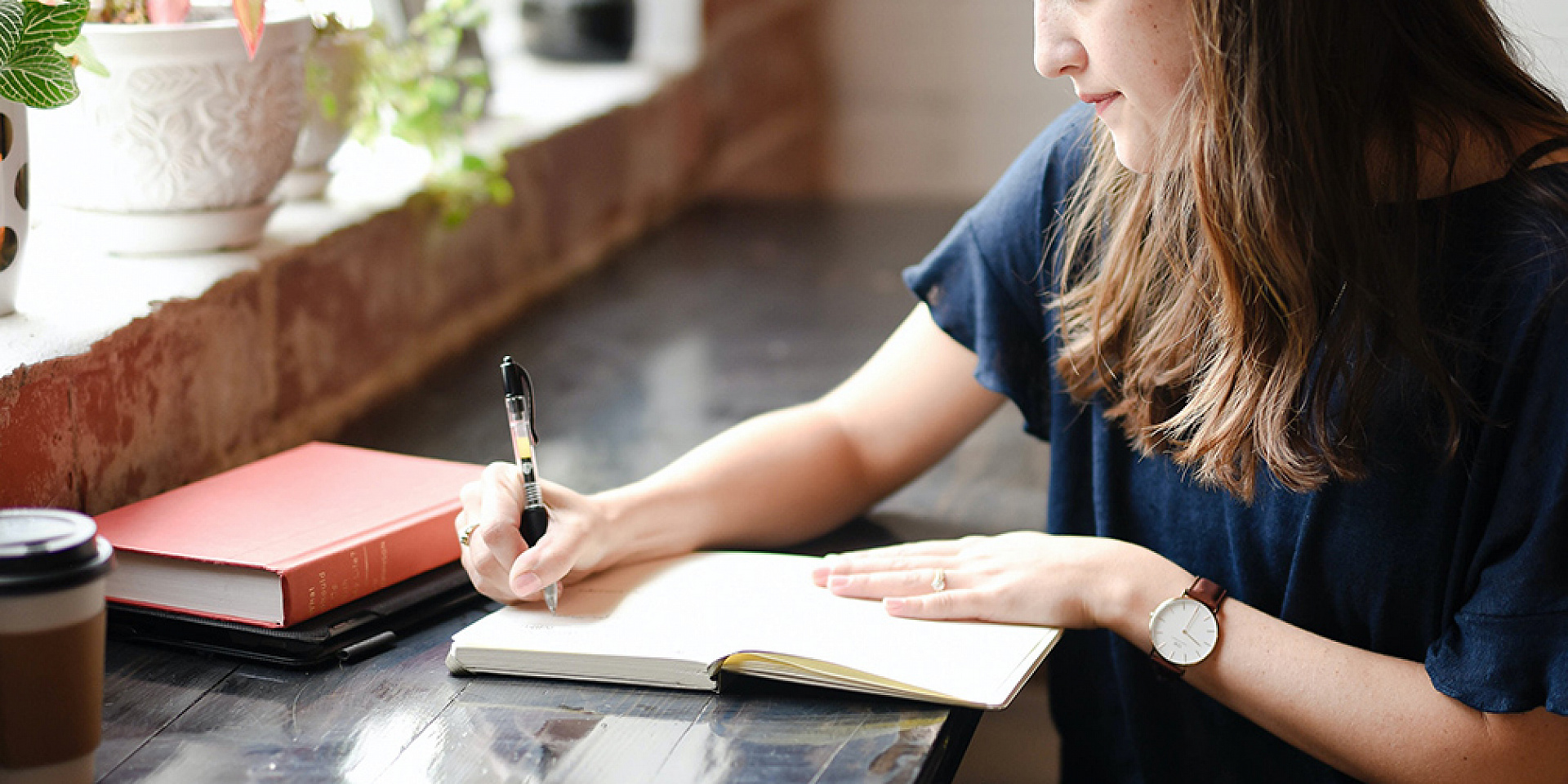 Femme entrain d'écrire dans un journal