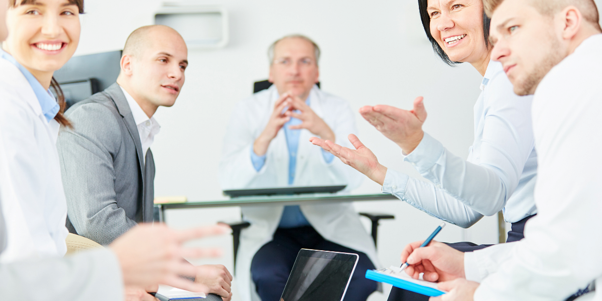 Professionnels de la santé qui discutent dans une salle