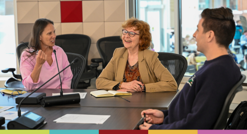 Trois participants collaborent autour d'une table au Campus pour cadres de Telfer.