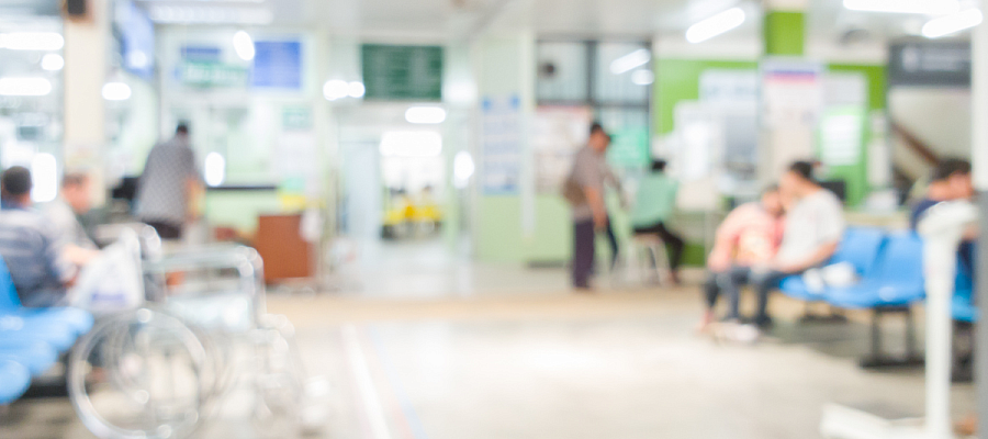 photo d'une salle d'attente d'hôpital bondée
