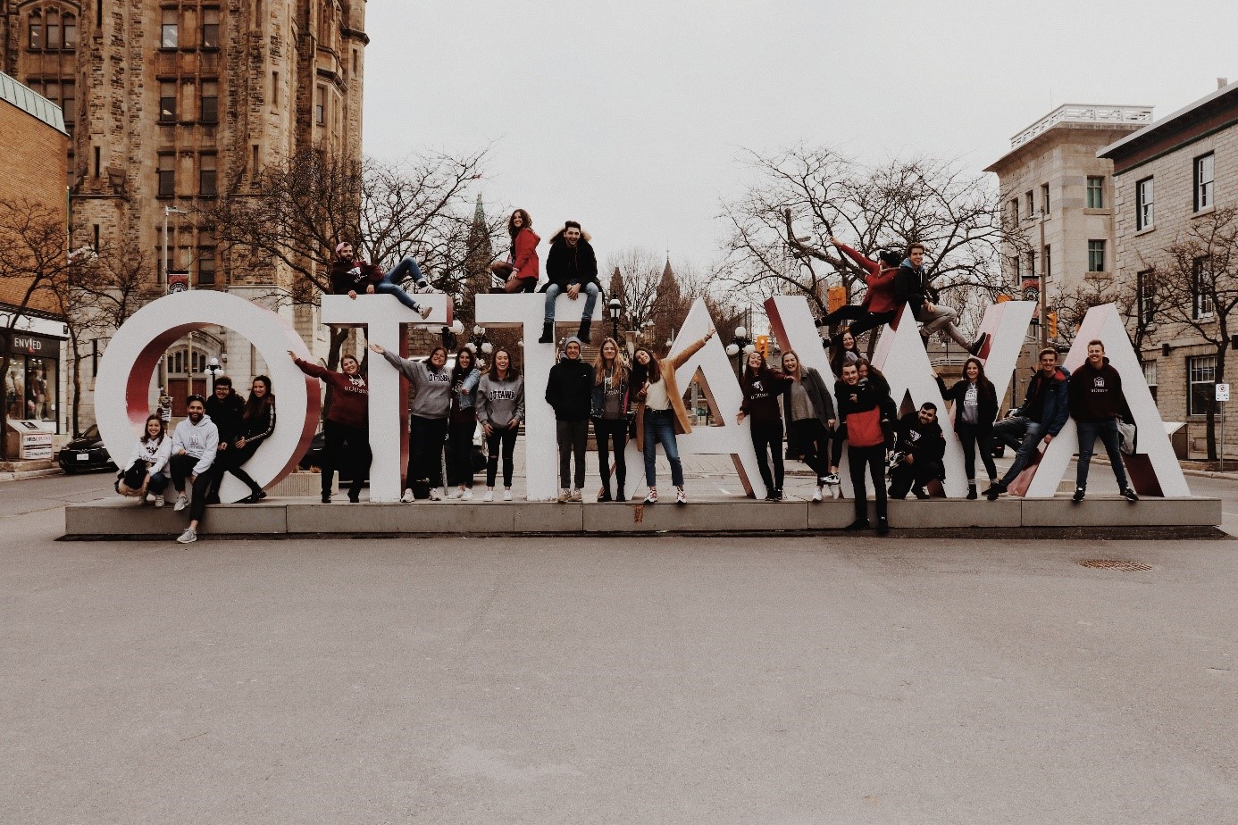 Groupe d'étudiants de Telfer sur l'enseigne OTTAWA dans le Marché By