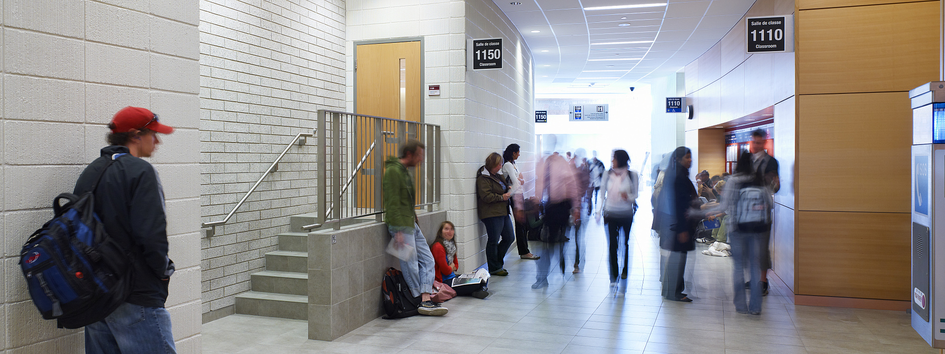 Des étudiants de Telfer attendent à l'extérieur d'une salle de classe au pavillon Desmarais de l'Université d'Ottawa
