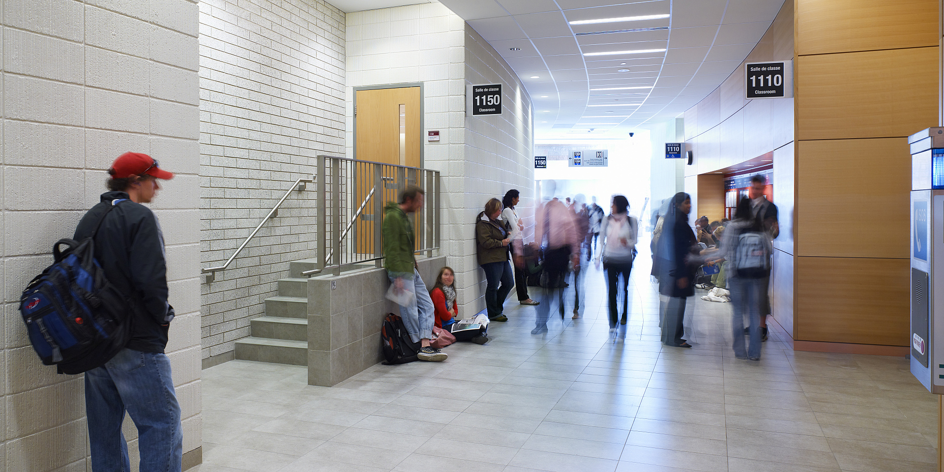 Des étudiants de Telfer attendent à l'extérieur d'une salle de classe au pavillon Desmarais de l'Université d'Ottawa