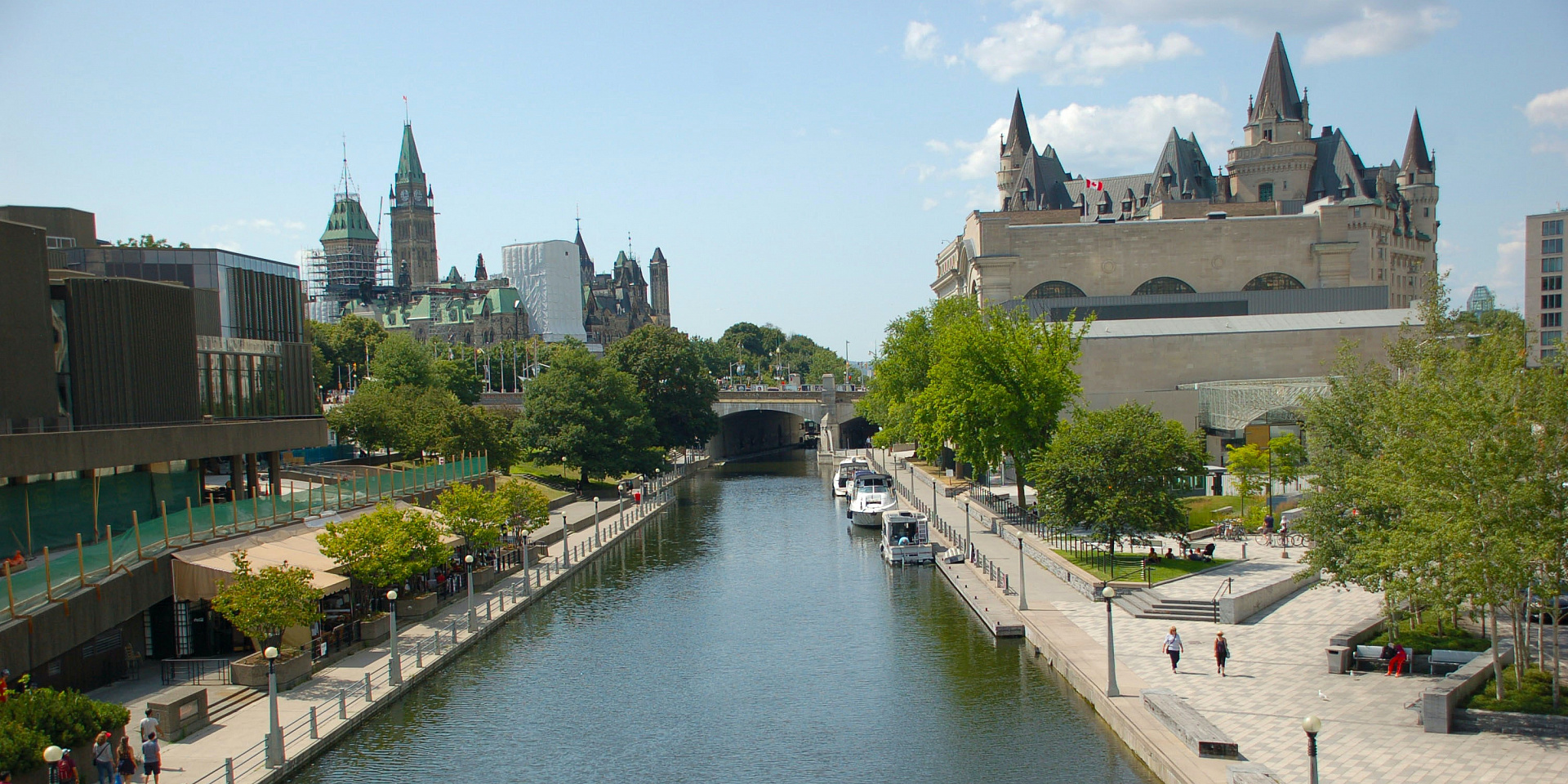 landscape photo of the Rideau Canal in Ottawa