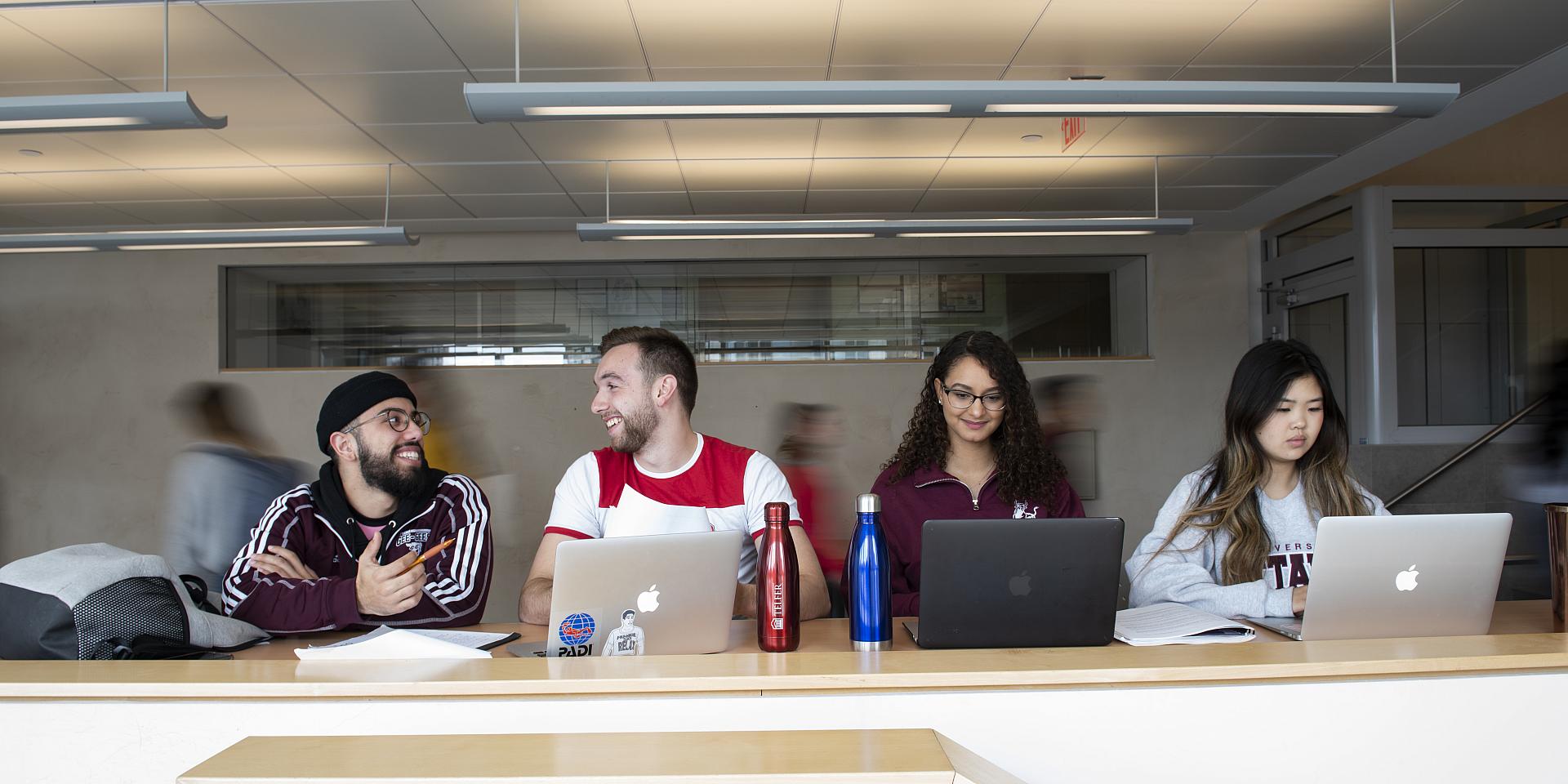 Étudiants de Telfer qui travaillent et discutent à Desmarais