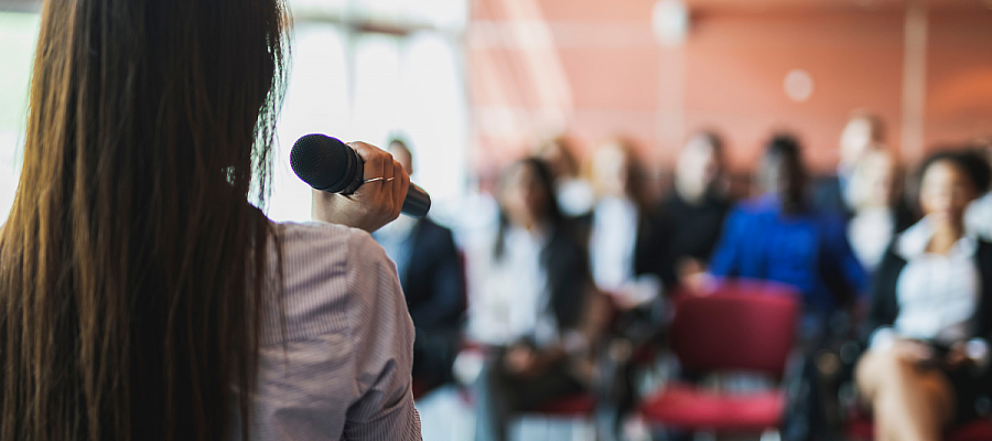 une femme faisant une présentation sur scène