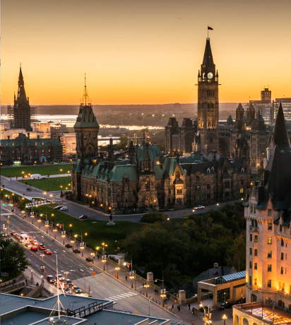 Les édifices du Parlement du Canada au coucher du soleil, mettant la ville d’Ottawa en valeur.