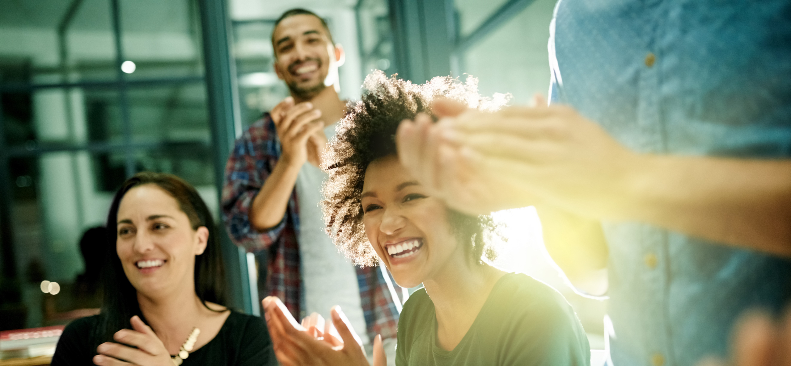 Des étudiants ris et applaudissent