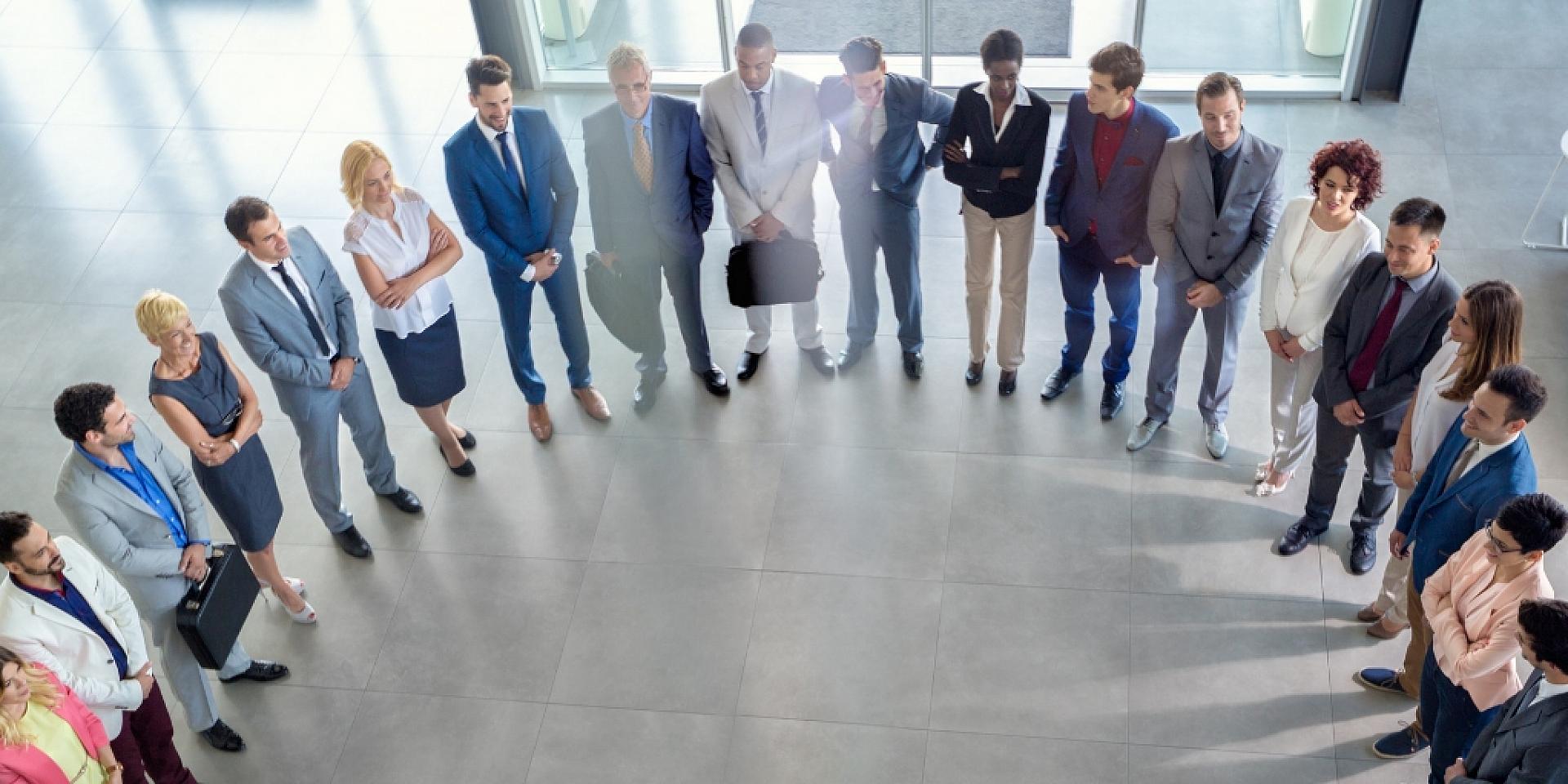 Groupe de personnes dans un cercle