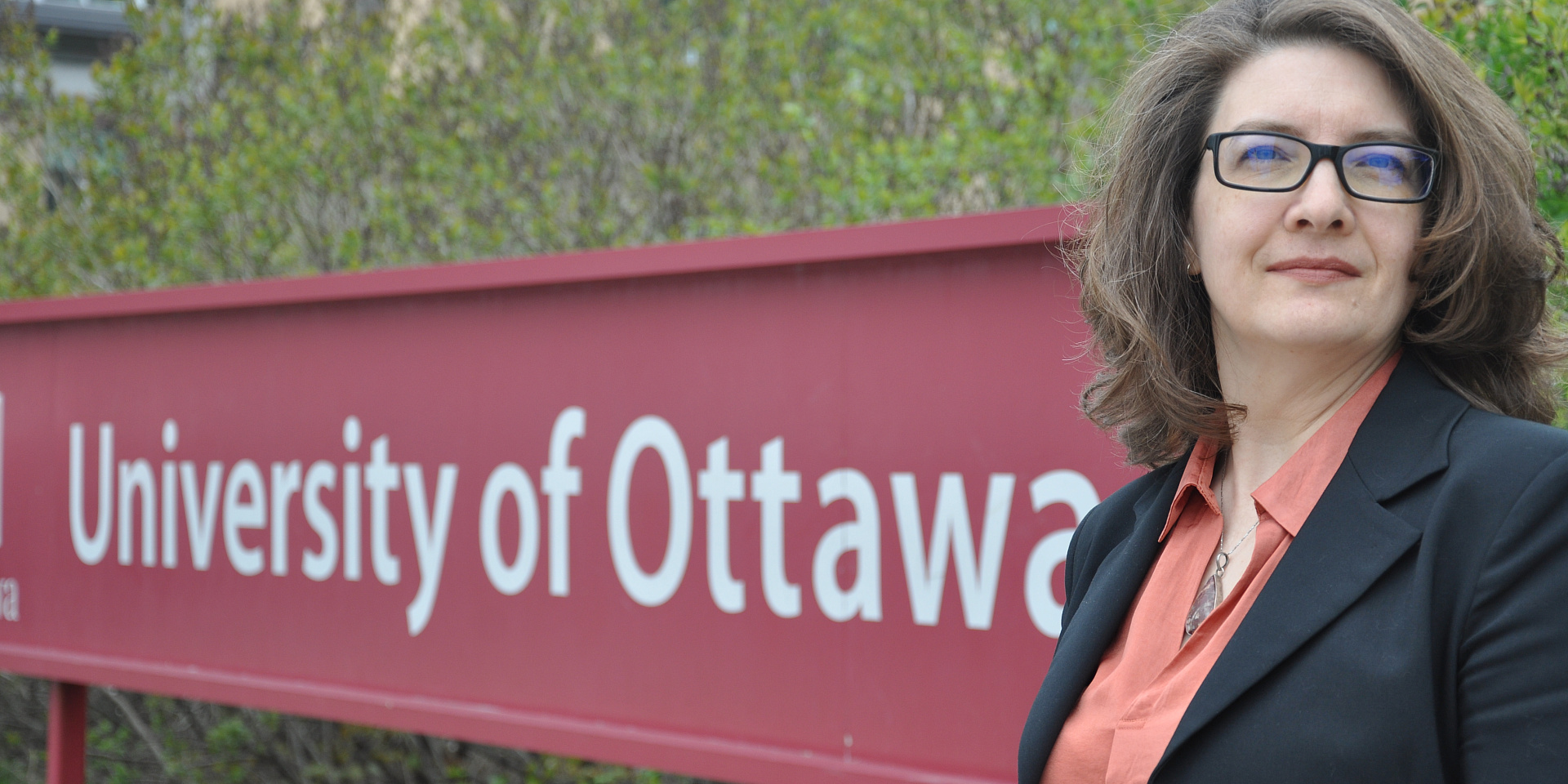 Autrice devant l’affiche de l’Université d’Ottawa